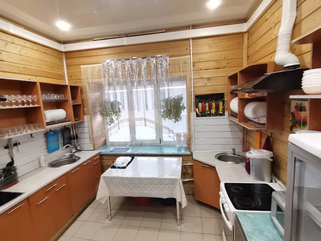 Трёхэтажный коттедж с ночным клубом баней и бассейном