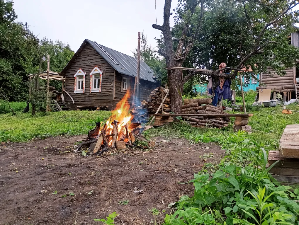 Изба с уютом детства, деревенский дом с баней и русским бытом