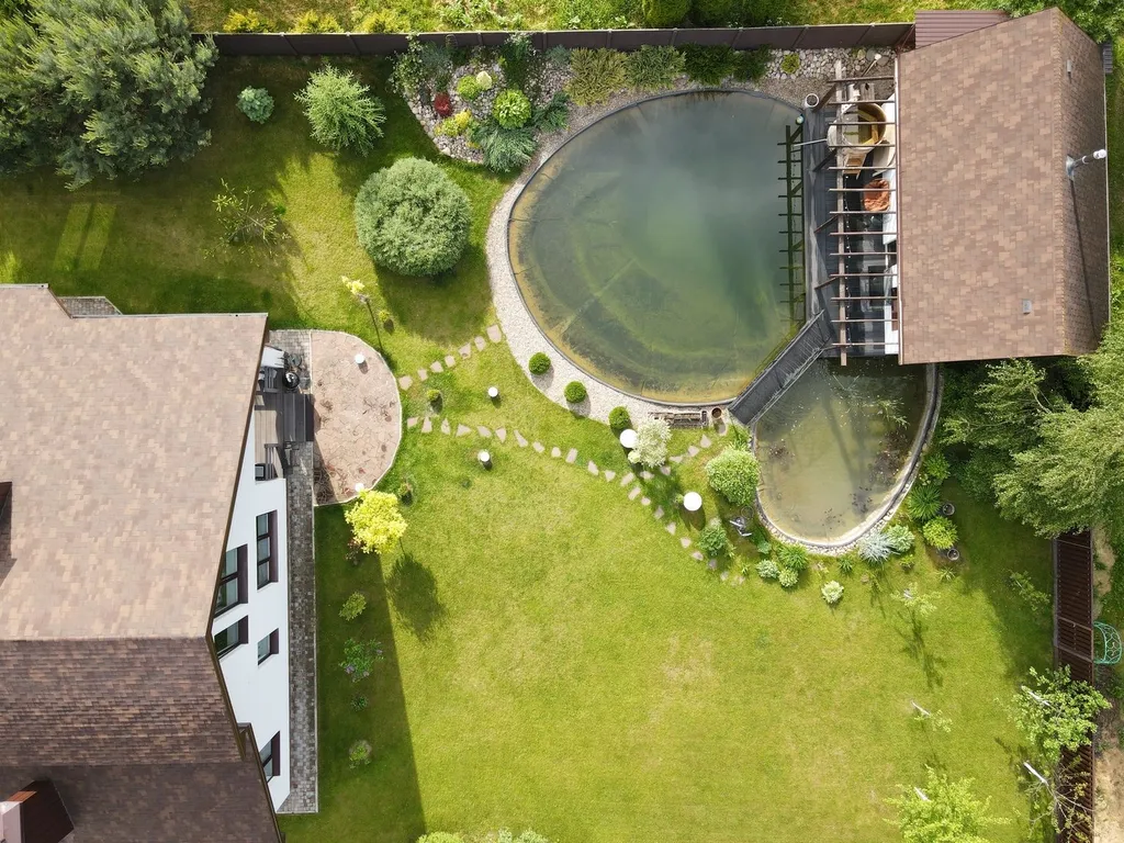 Современный коттедж в 12 км от Минска с плавательным озером, баней