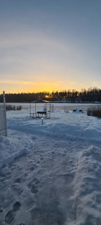 Уютный домик на берегу