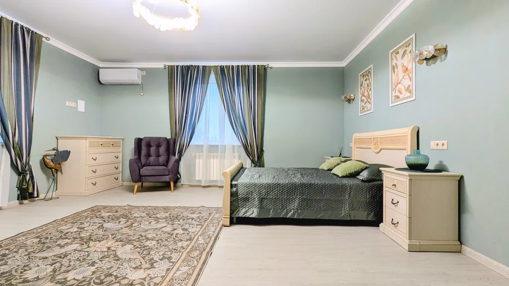 Дом с бассейном, сауной и бильярдом