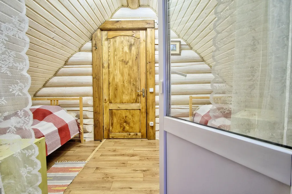 Уютный коттедж с балконом на шесть человек на берегу озера Селигер