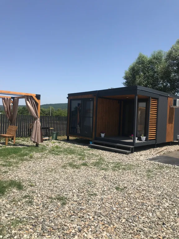 Дом возле озера с 2 террасами и отдельной спальней