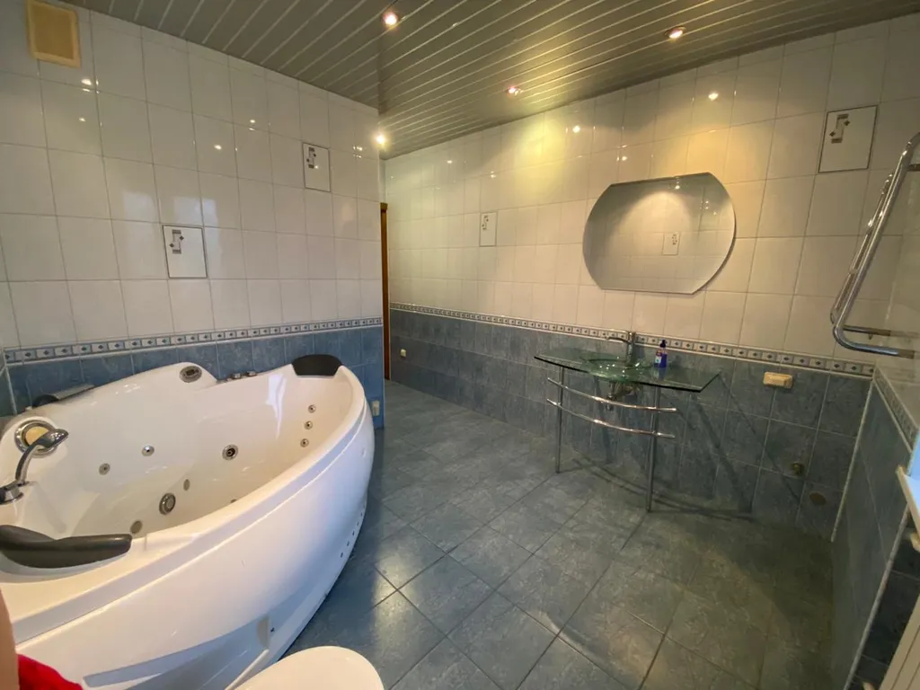 Коттедж Коттедж с большим бассейном — Черное