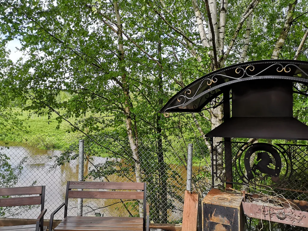 Вместительный, теплый дом на берегу реки Воря