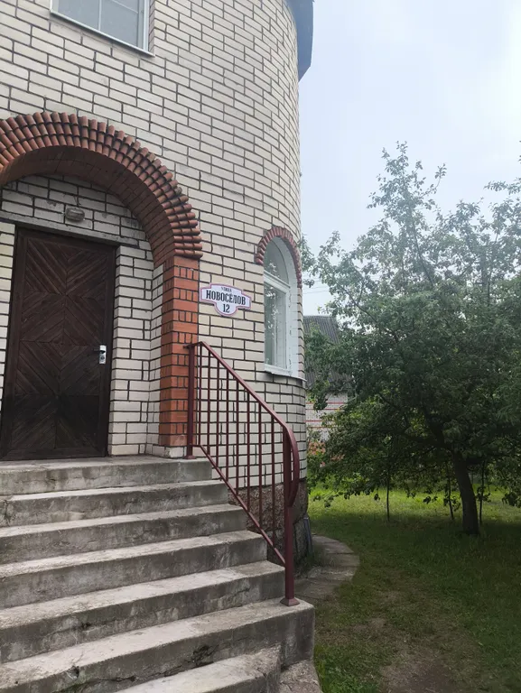 Двухэтажный коттедж с беседкой и баней для отдыха и проживания