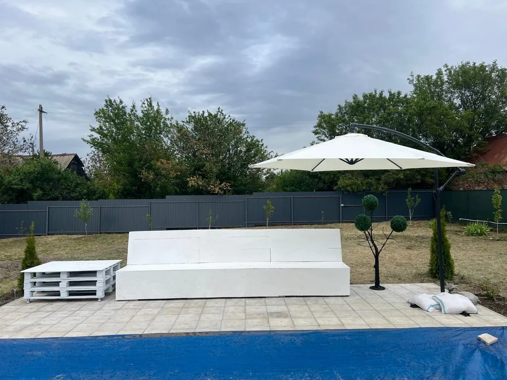 Дачный домик с большой террасой и бассейном