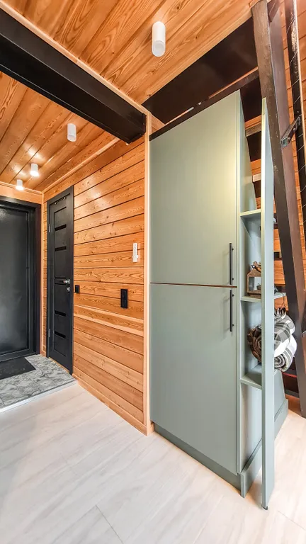 Треугольный домик с видом на лес и горы