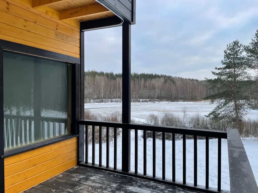 Домик в диком лесу на берегу реки