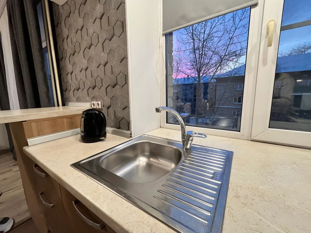 Дизайнерская студия с большим телевизором со смарт-тв