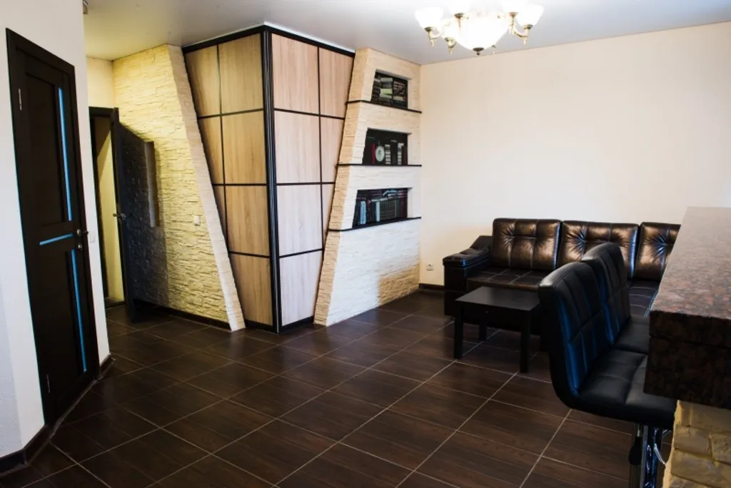 Студия с мраморной барной стойкой и джакузи