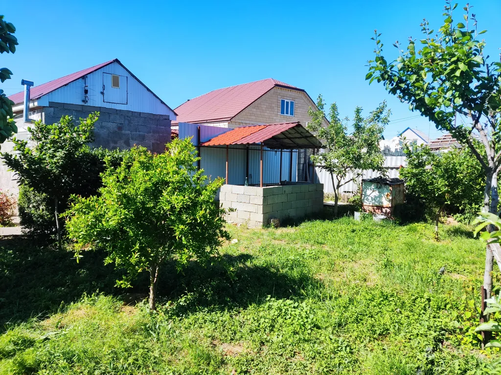 Двухэтажная дача с бассейном