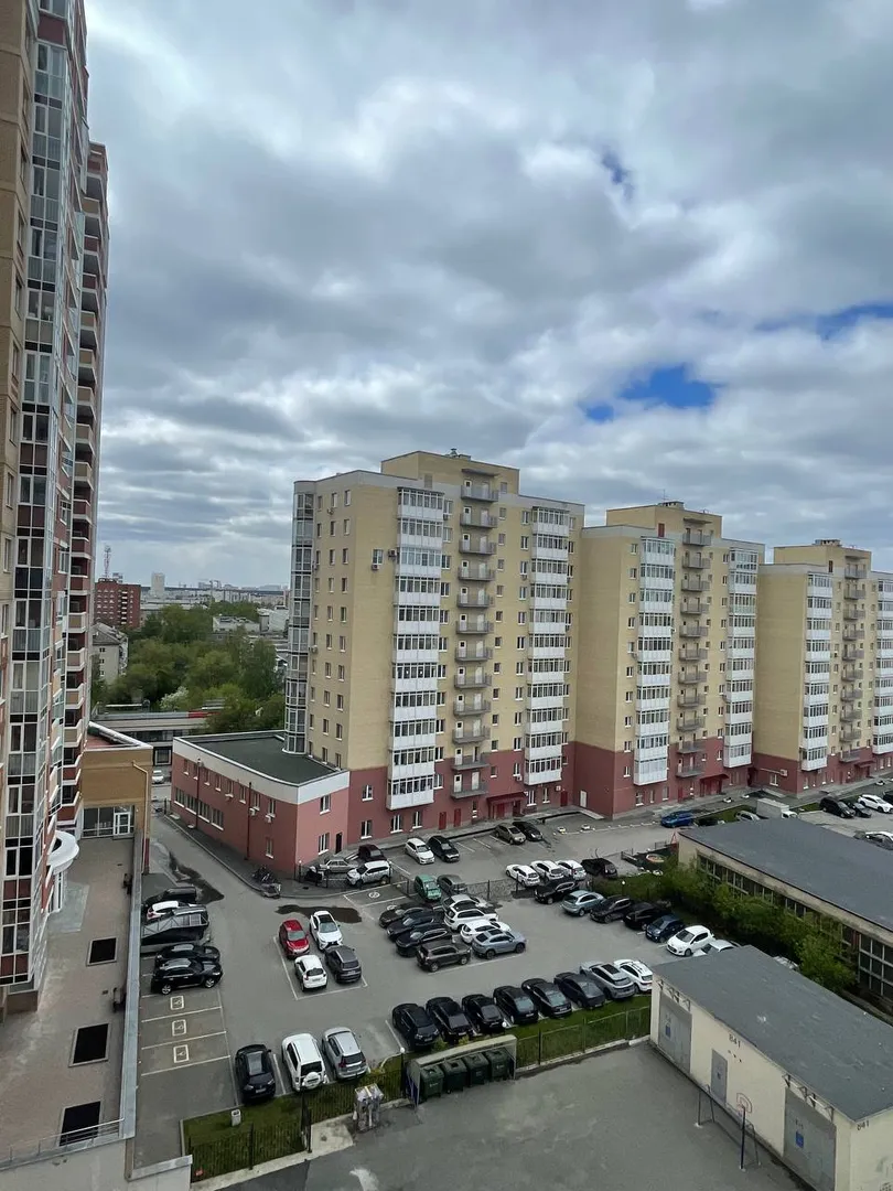 Двор с парковкой