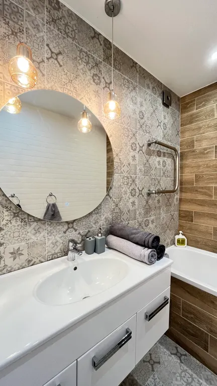 LUX-вид на озеро: светлая квартира в новом доме