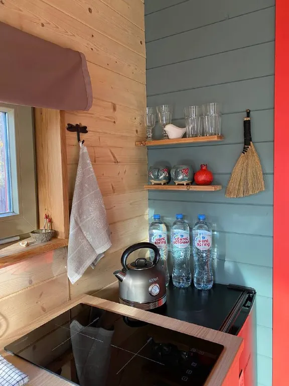 Дом на краю леса с видом на горы