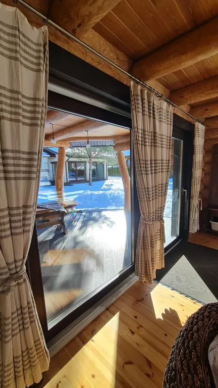 Дом и баня между озером и лесом