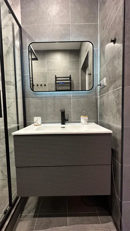 Квартира с дизайнерским евроремонтом и кухонной зоной