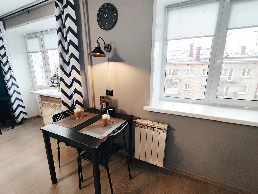 Стильная студия с балконом в самом центре