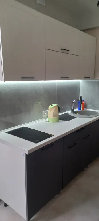 Современная студия с подогреваемым бассейном