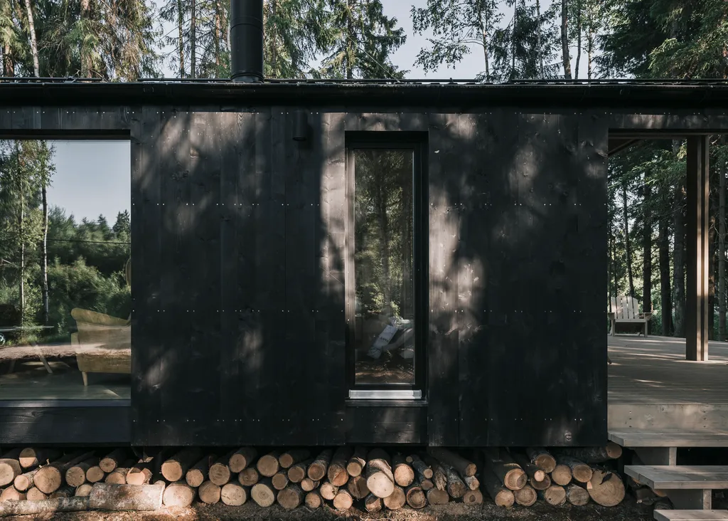 Загородный дом с террасой, баней и видом на лес