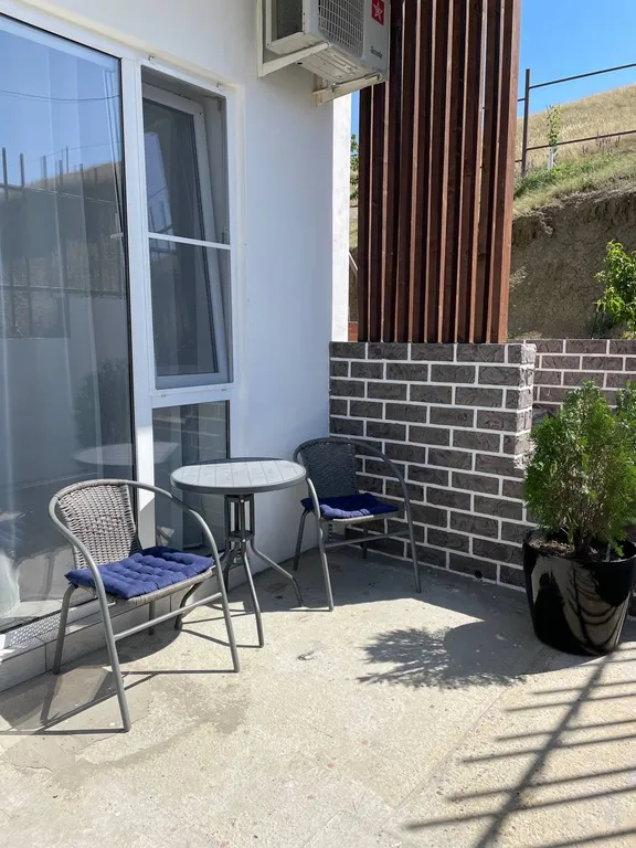 Студия с видом на горы и террасой