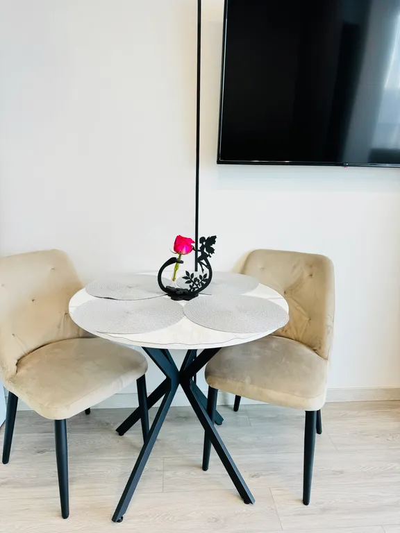 Апартаменты с панорамными окнами на лес и море и роскошным двором