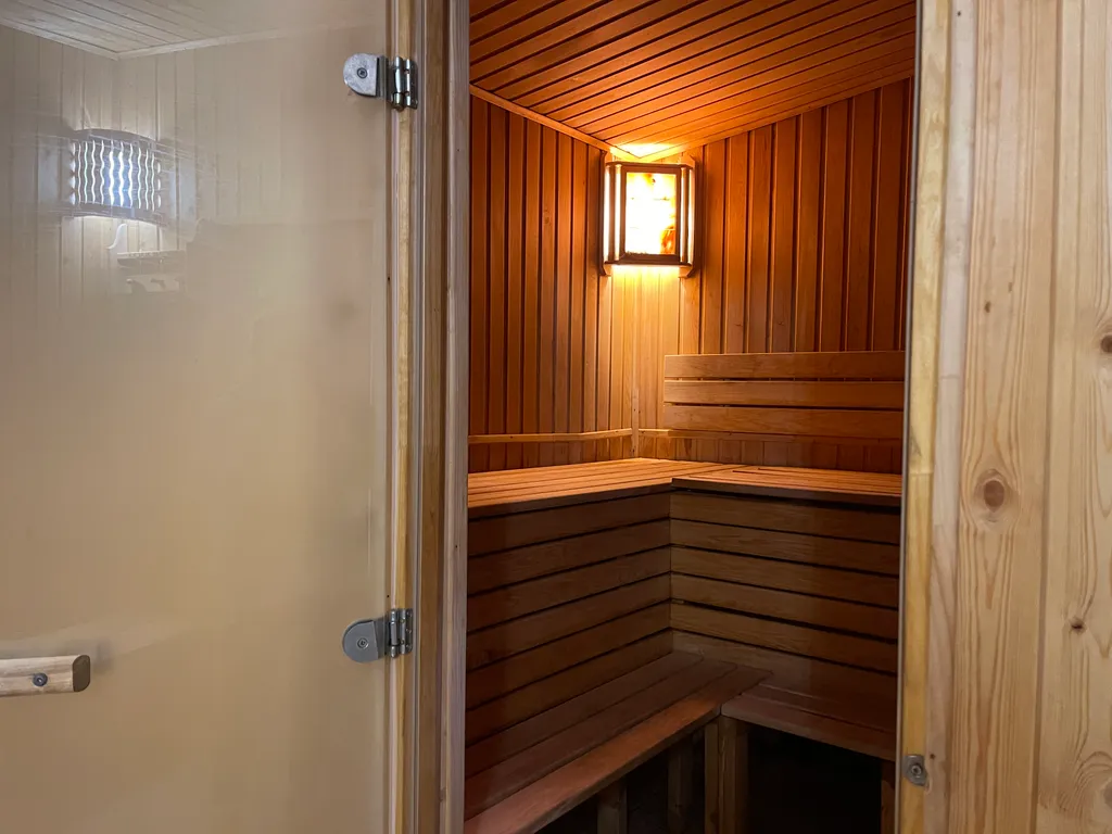 Вместительный уютный дом с камином, русской баней и банным чаном