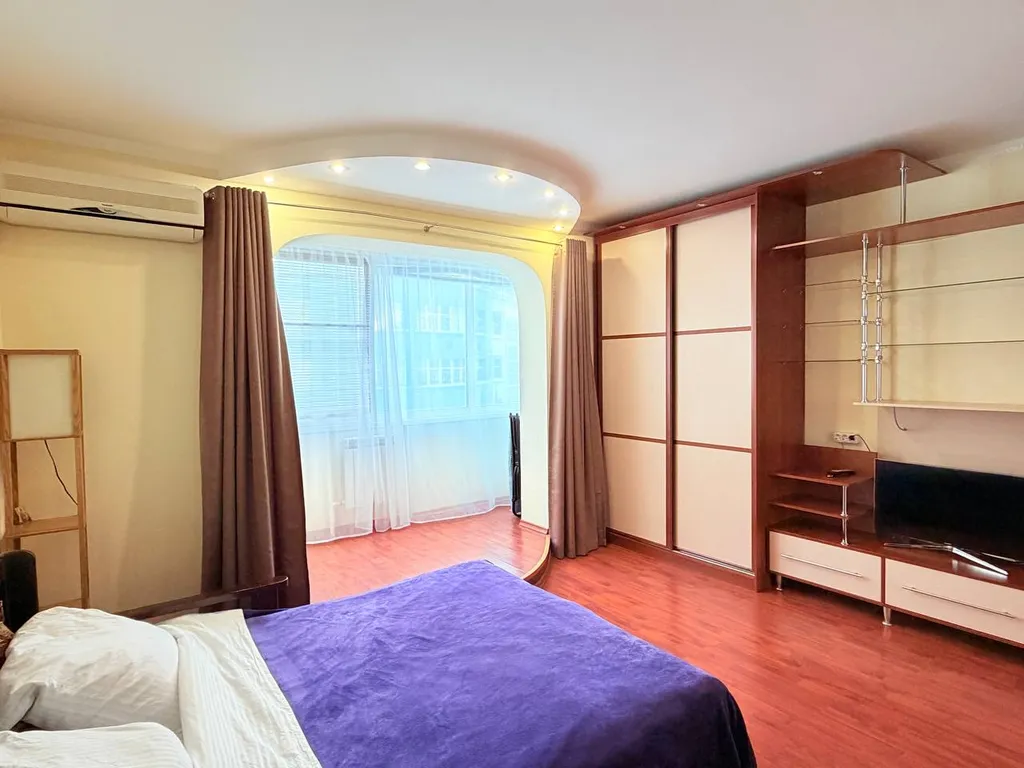 Центр города, трансагентство, кафе Шоколадница, ресторан Диван Сарай.