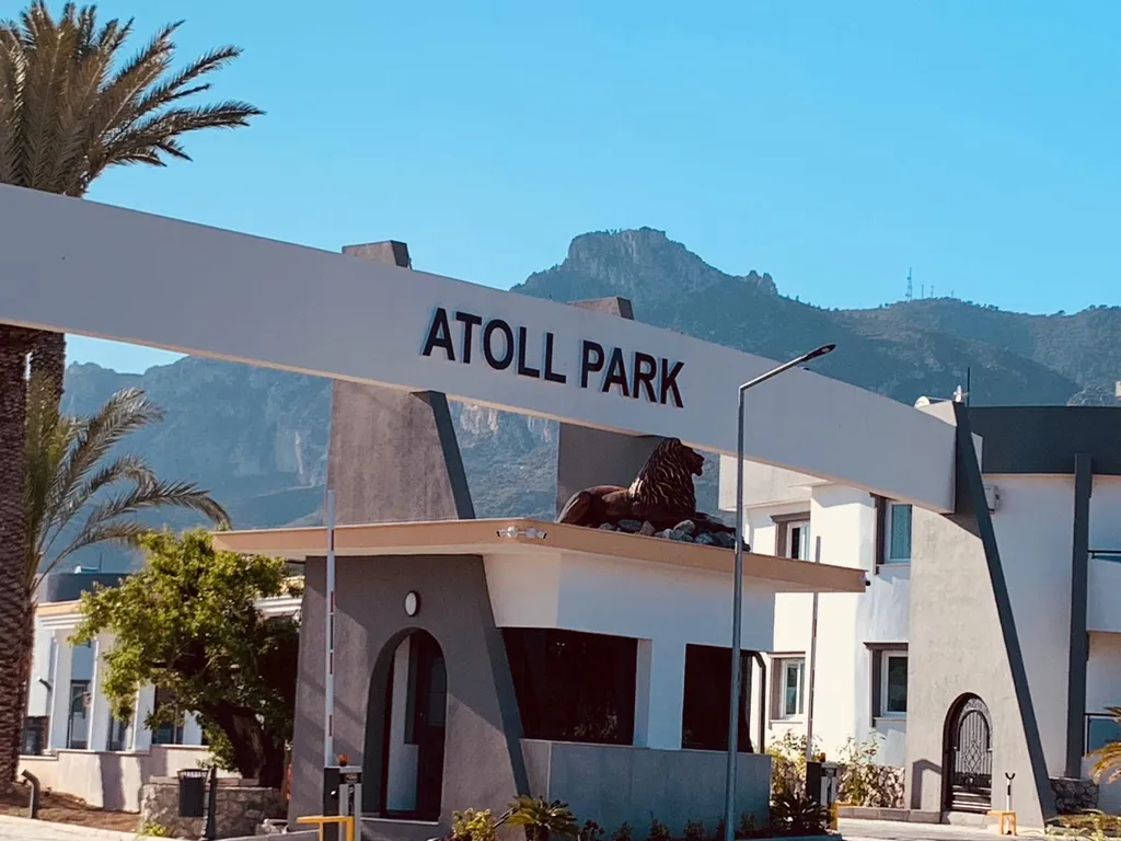 Квартира Современный апартамент с балконом и террасой с видом на море и горы — аренда посуточно в Кирения