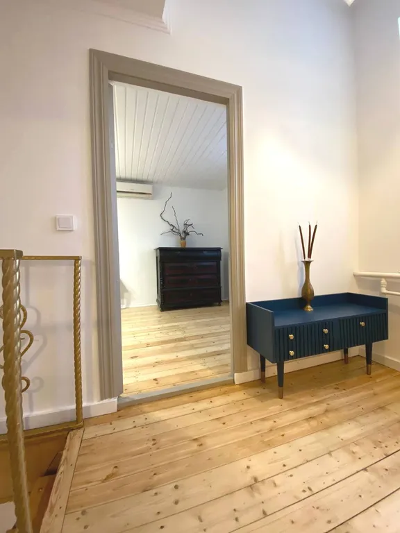 Загородный дом с садом и бассейном