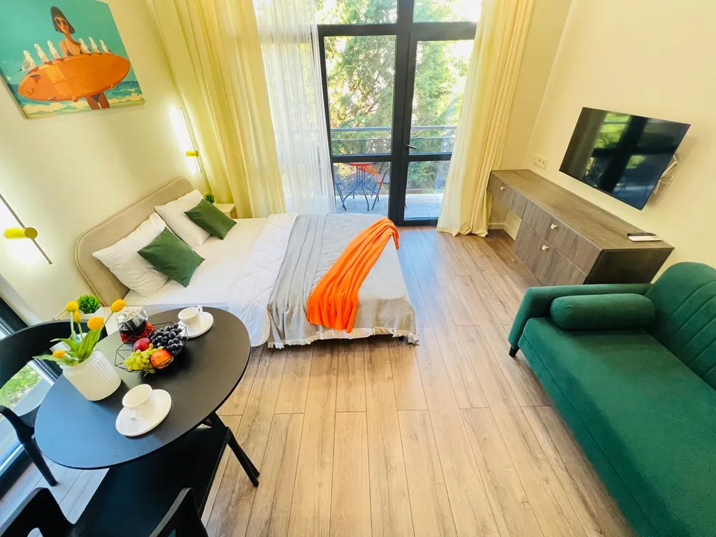 Апартаменты с балконом и бассейном на территории