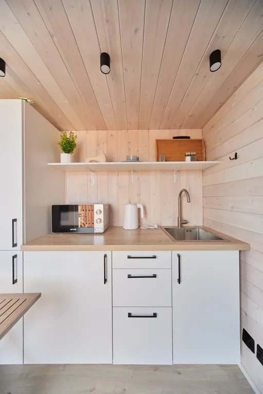 Домик с чаном на берегу озера