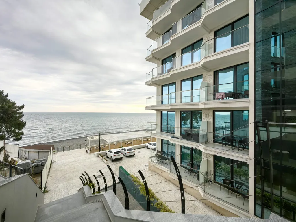 Дизайнерский апартамент с видом на бассейн