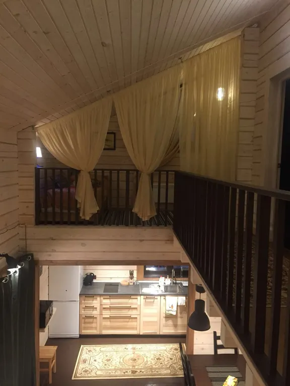 Деревянный дом у озера