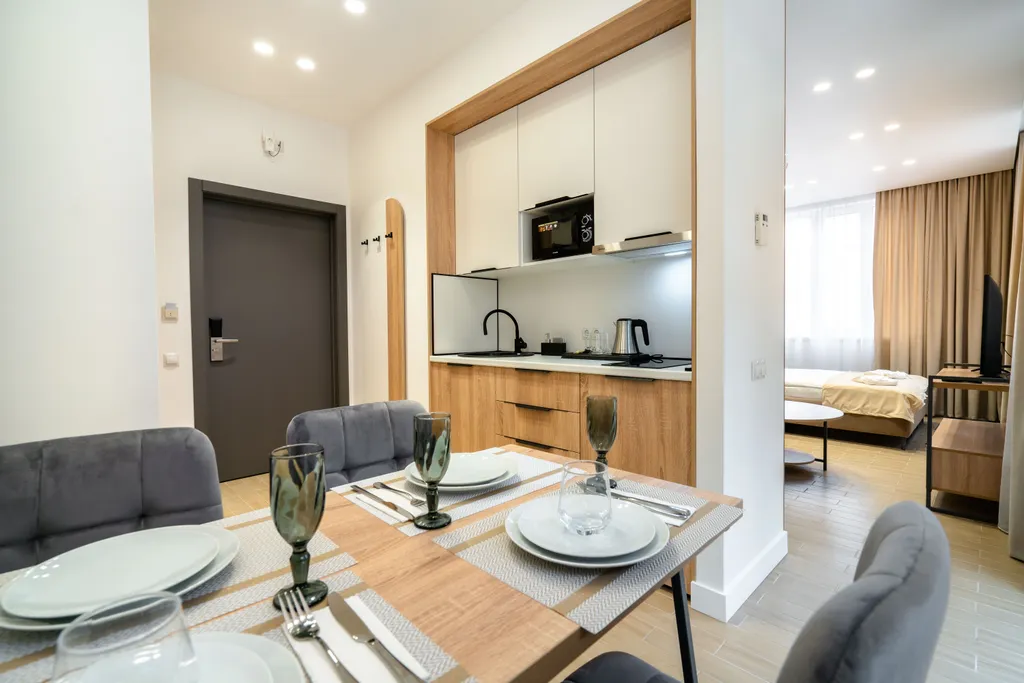 Стильный номер с балконом и кухонной зоной