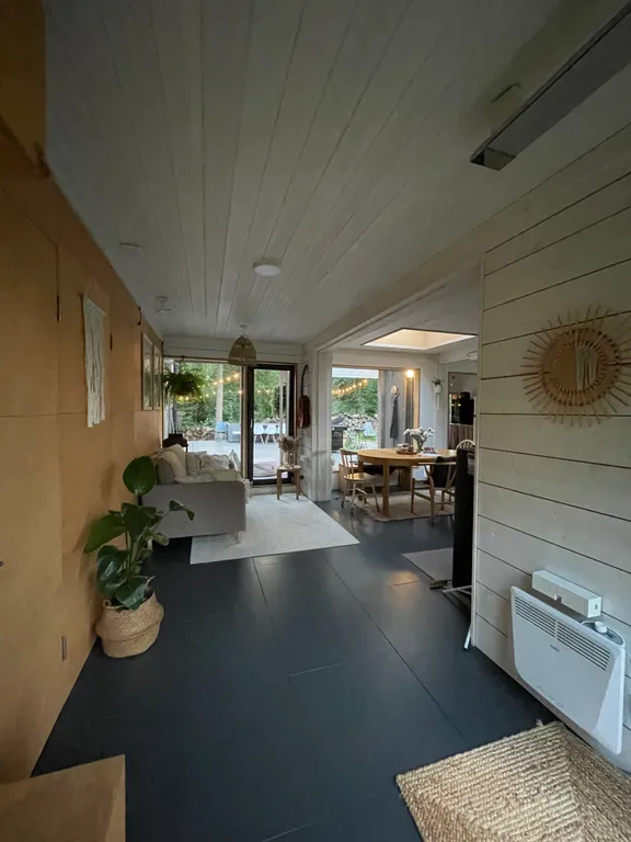 Уютный дом в тишине хвойного леса