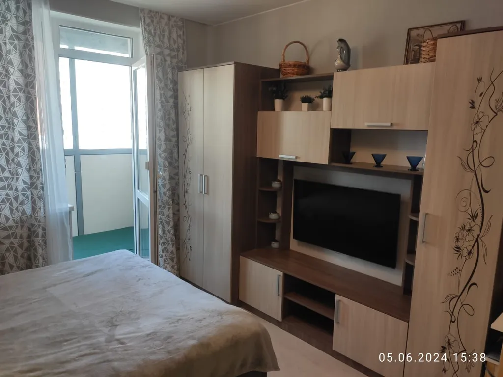 Удобная кровать в уютной квартире