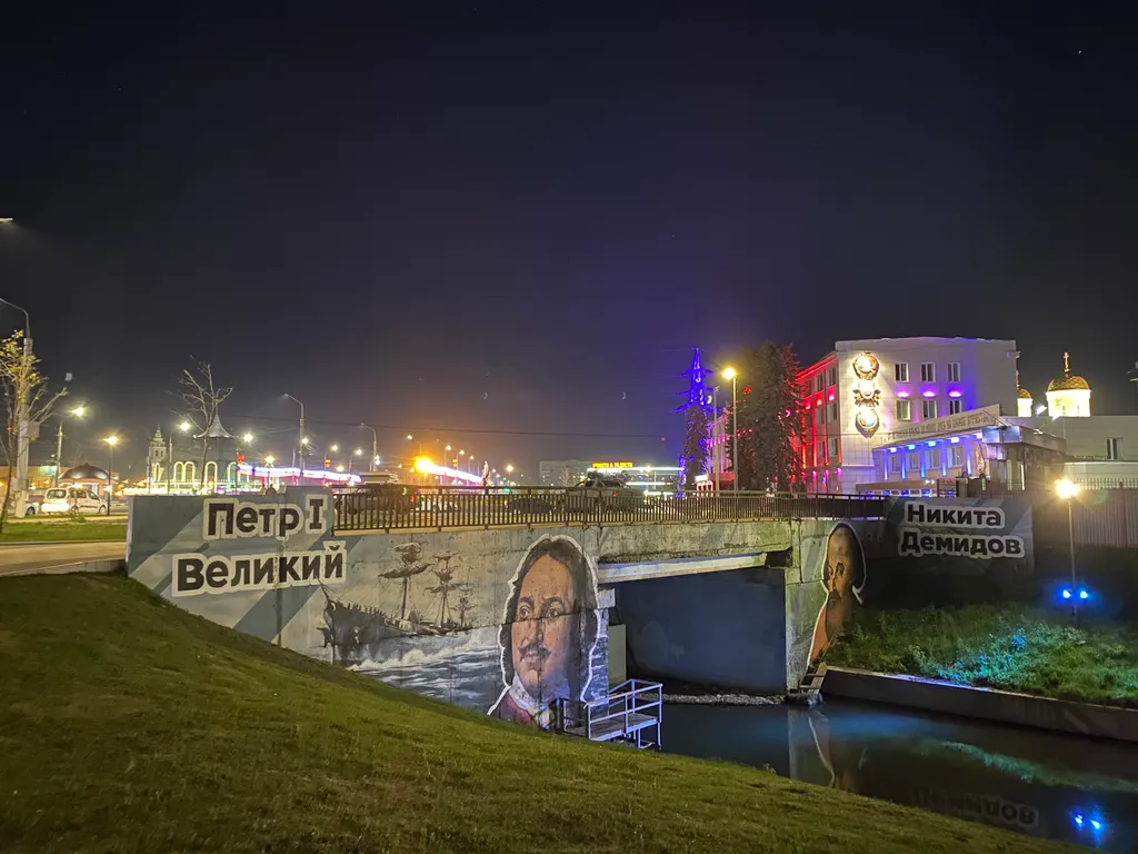 Студия через мост от Кремля