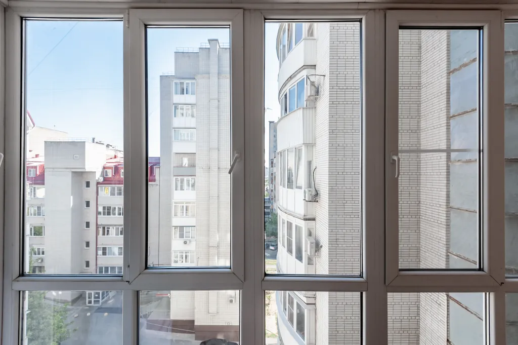 Просторная 3-кoмнатная квapтиpa с панорамными окнами в тихом центре