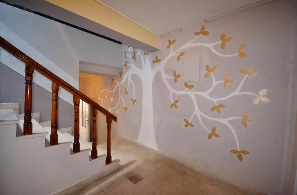 Каменный дом на набережной