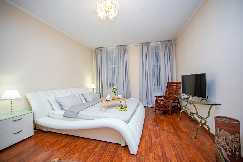 4BR Apartment next to St Isaak Cathedral