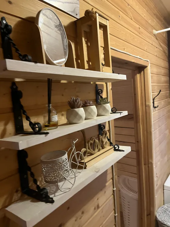 Дом на берегу озера с собственной конюшней