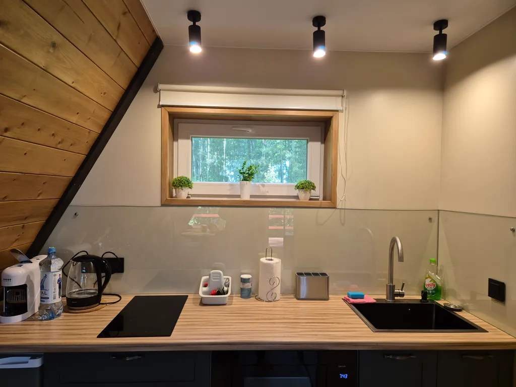 Уютный домик Красный A-Frame с террасой