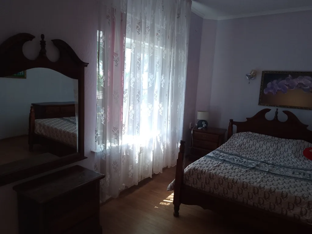 Уютный дом в пригороде с видом на море