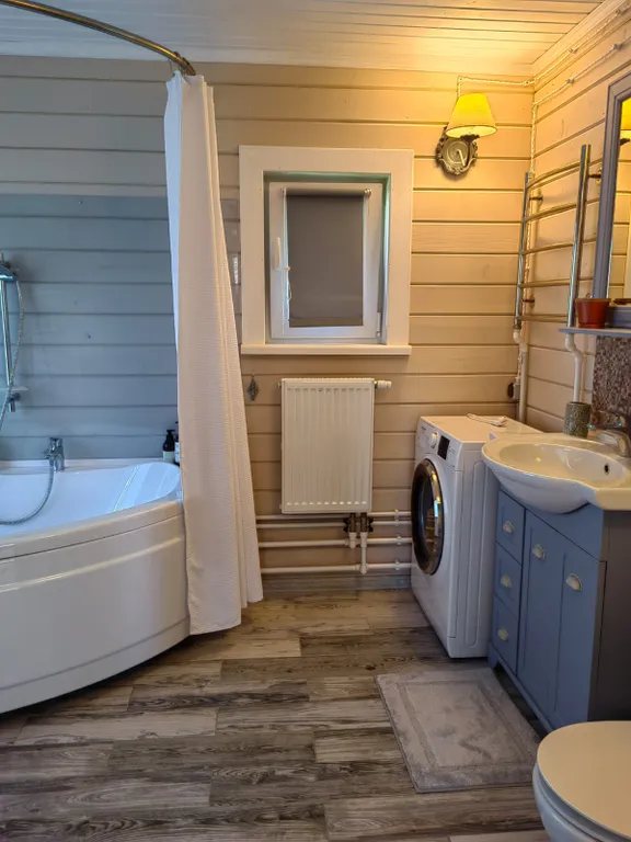 Красивый дом с камином на берегу живописной реки