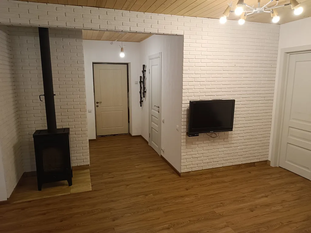 Дом в лесу у озера