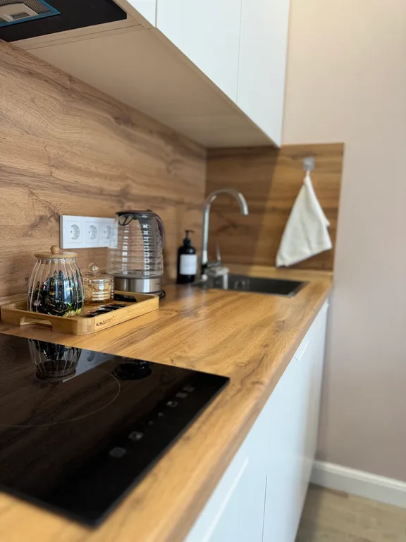 Зелёная современная квартира-студия недалеко от Горного Воздуха