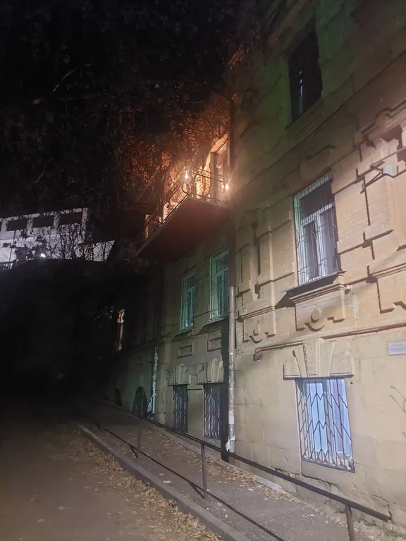 Двушка в старинном особняке у самого парка с двумя балконами