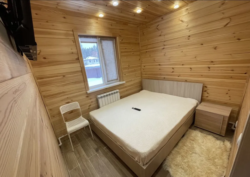 Уютный дом у леса и озера