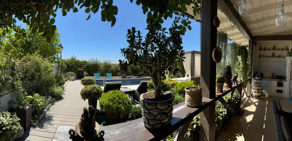 Дом с бассейном у моря